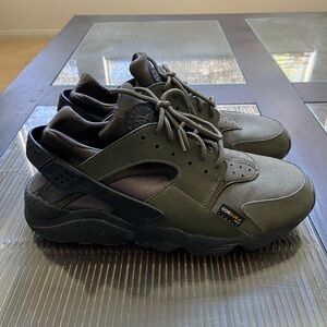 NIKE HUARACHES CARGO KHAKI SNEAKERS